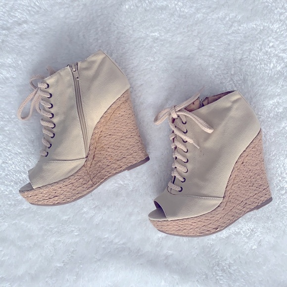 Aldo Beige Wedge Heel in a Size 8 - Picture 3 of 5